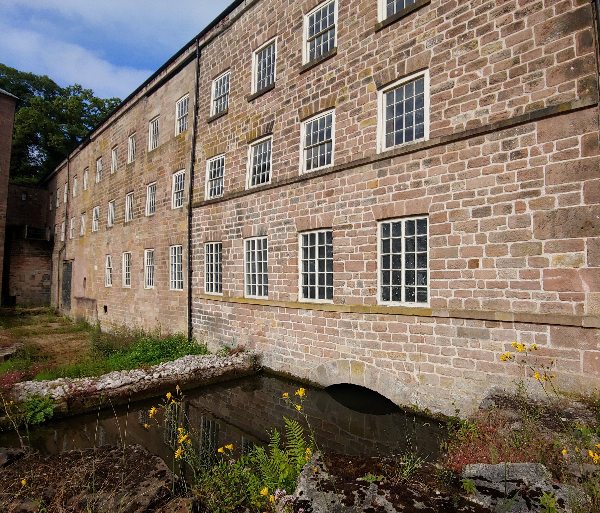 First_Mill_at_Cromford_Mills.jpg