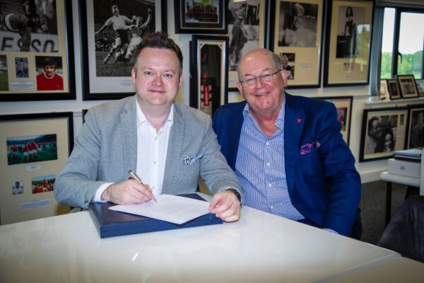 Snooker star signs for Champions